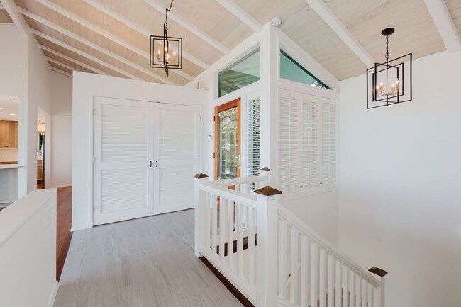 Foto del edificio - Low Bank Waterfront Brand New Remodel on H...