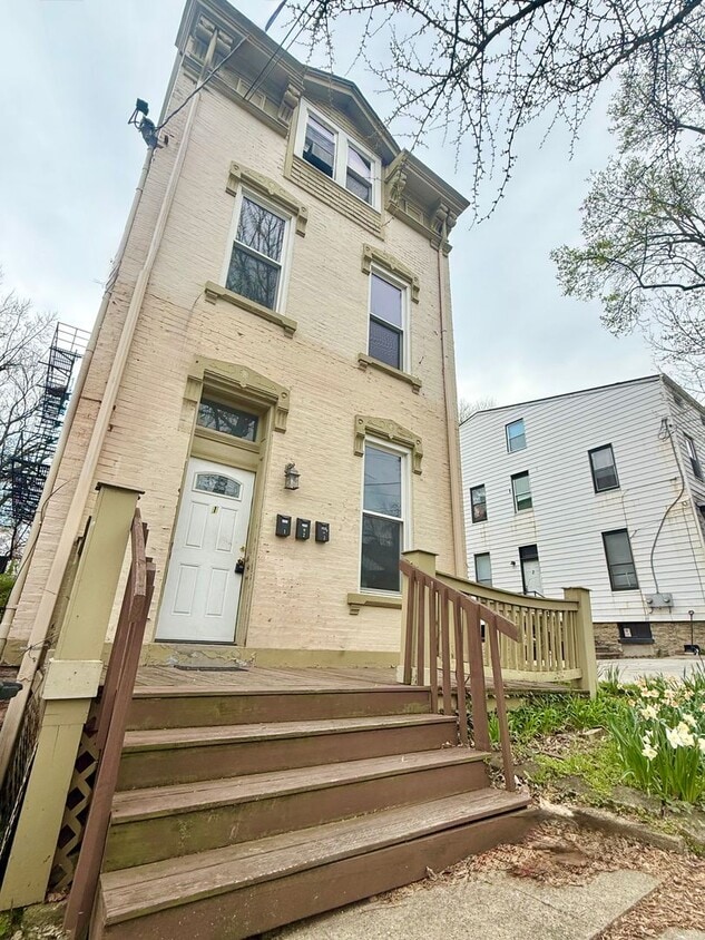 Photo - 447 Warner St