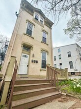 Building Photo - 447 Warner St
