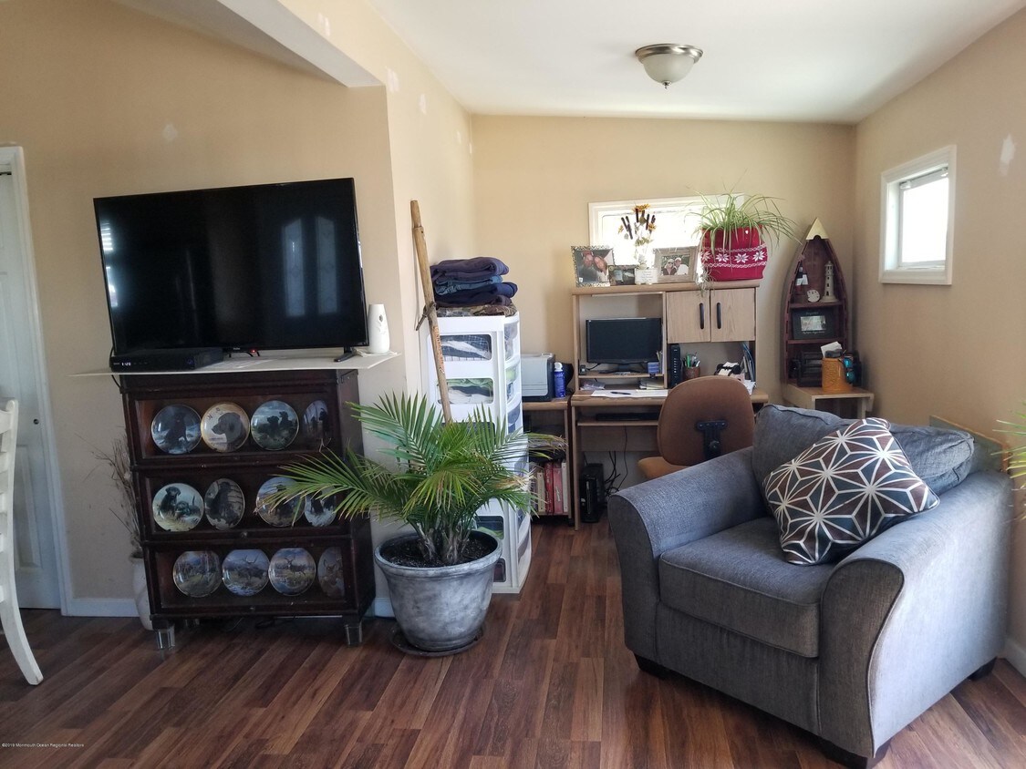 Primary Photo - 218 Longview Dr
