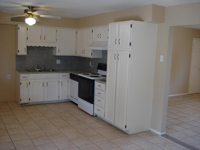 Building Photo - LARGE REMODELED 3BR/2BA HOUSE W/GRANITE CO...
