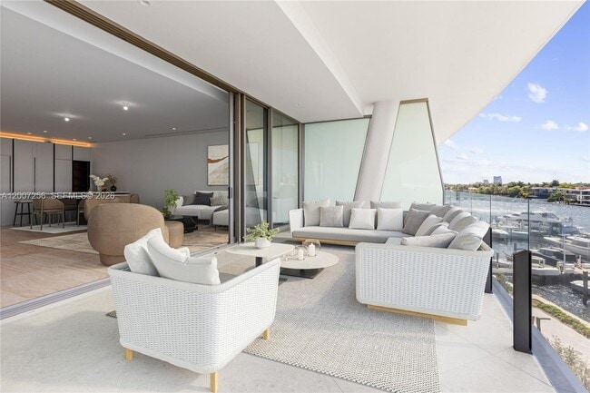 Foto del edificio - 5 Grove Isle Dr