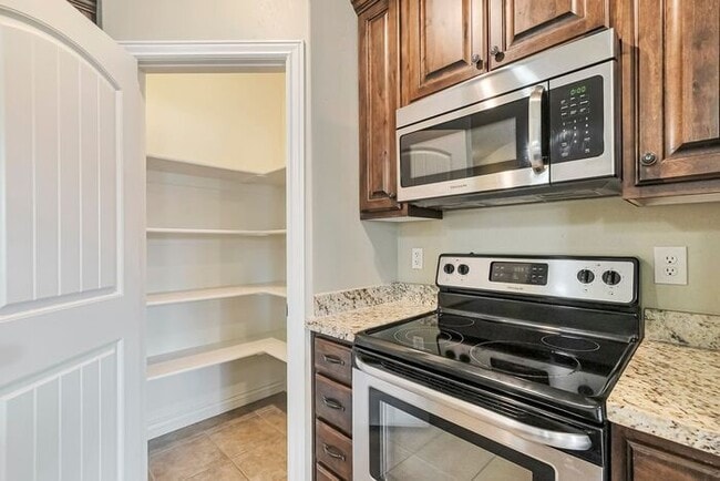 Building Photo - Beautiful Orem Townhome