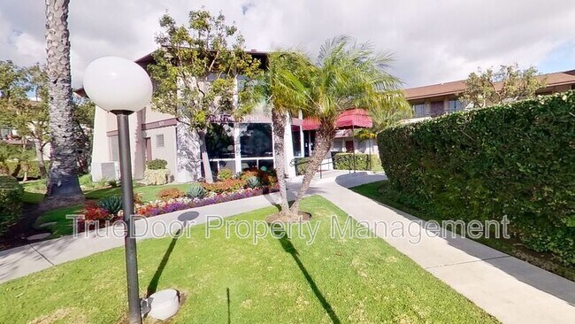 Building Photo - 539 N Tustin Ave