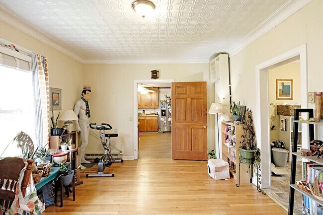Foto del edificio - Pet-Friendly Woolen Mills Home Near Local Favorites
