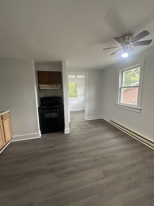 Building Photo - 1 Bedroom, 1 Bath Second-Floor Apartment for Rent, Pet Friendly.