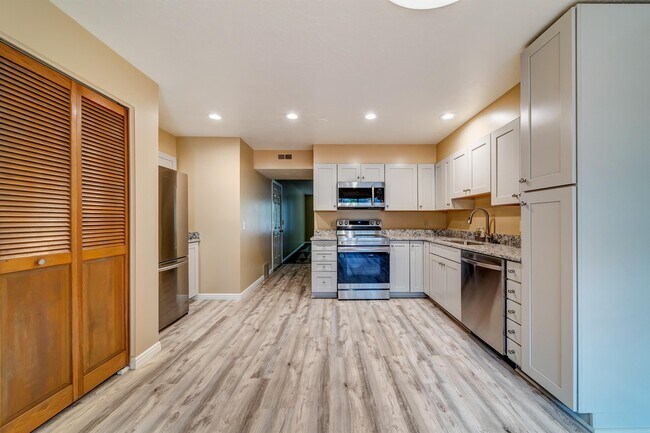 Foto del edificio - 6892-6670 670 E