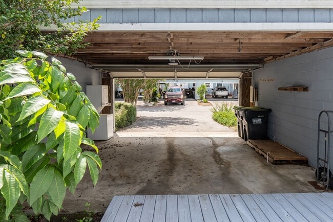 Foto del edificio - Spacious Two Bedroom Townhome
