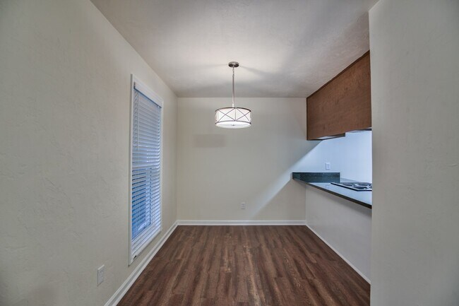 Foto del edificio - 1219 Crestview Ave