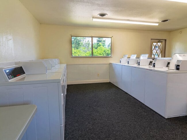 Building Photo - Eastland Apartments