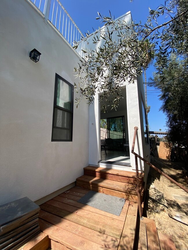 Luminosa y privada. La casa se encuentra en el patio trasero de un dúplex de estilo español de los años 20. - 4435 Radium Dr