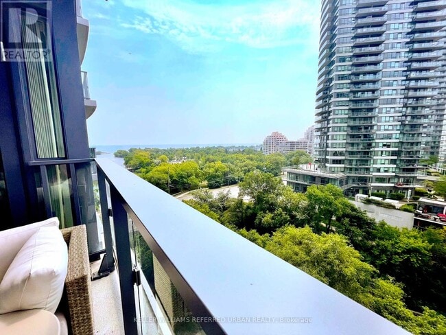 Photo du bâtiment - 2212-2212 Lake Shore Blvd W