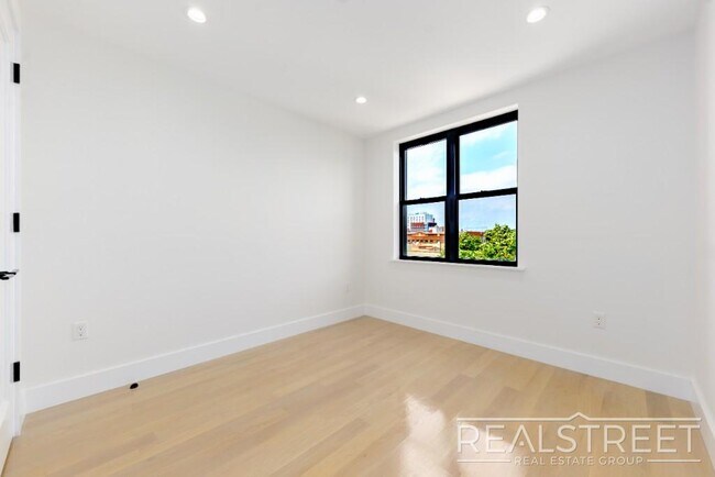 Foto del edificio - Brand New Stuning 1 BED in Crown Heights!
