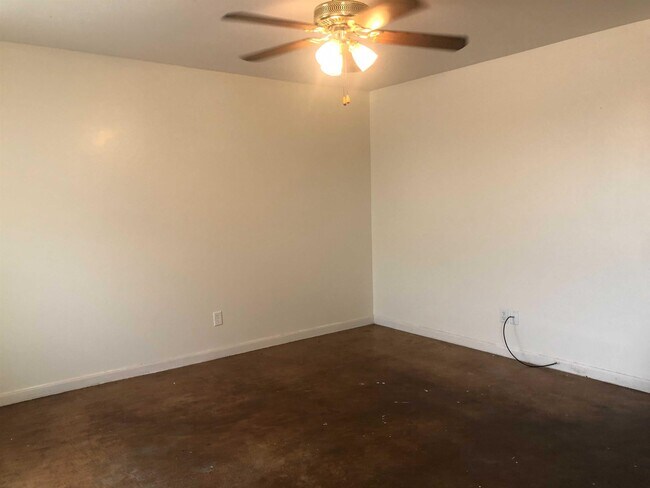 Building Photo - 979 Dilley St