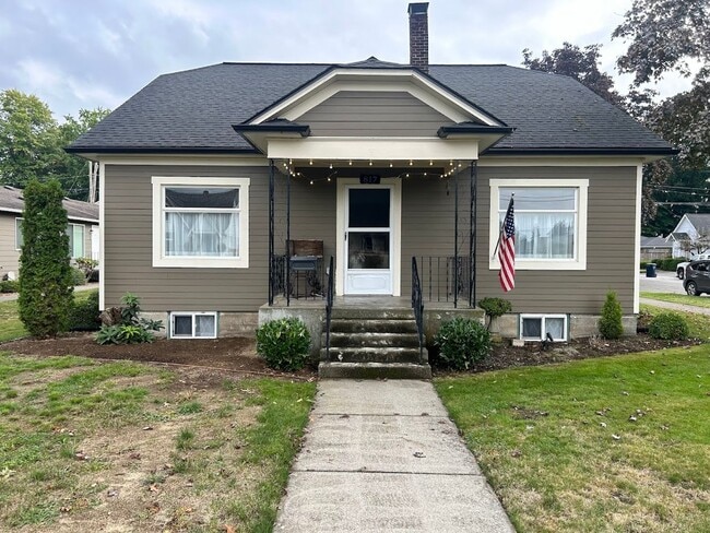 Building Photo - Three Bedroom House for Rent With a Garage...