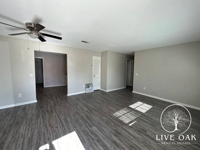 Foto del edificio - MOVE IN SPECIAL: $500 OFF 1ST MONTH'S RENT!**