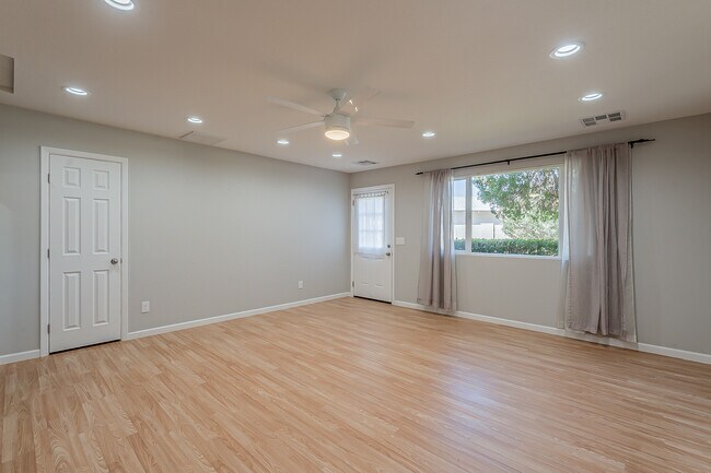 Foto del edificio - 613 W 15th St