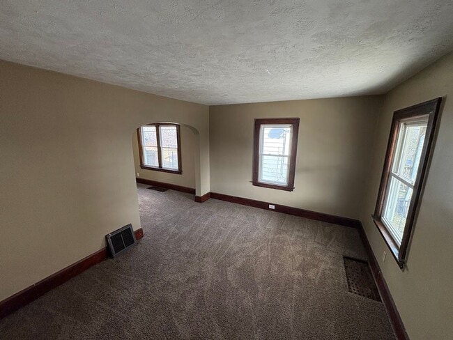 Building Photo - Two bedroom one bathroom home for rent