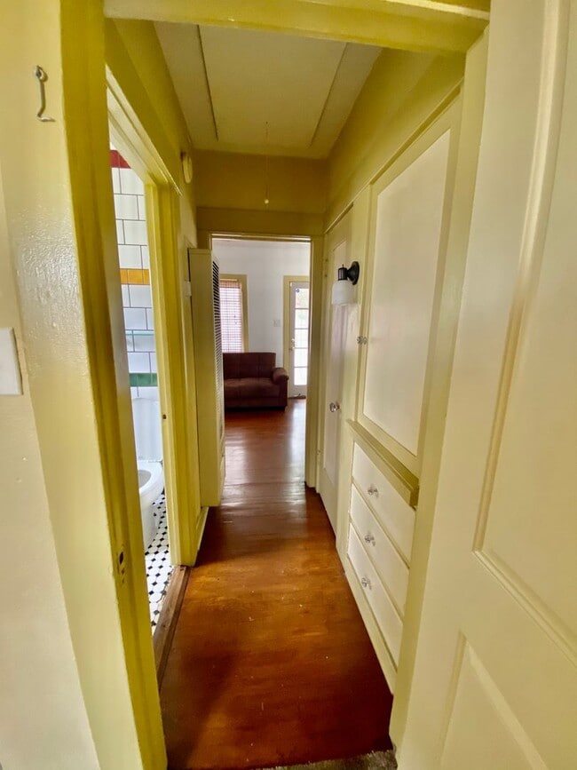Building Photo - Ventura - Craftsman Cottage Downtown one b...