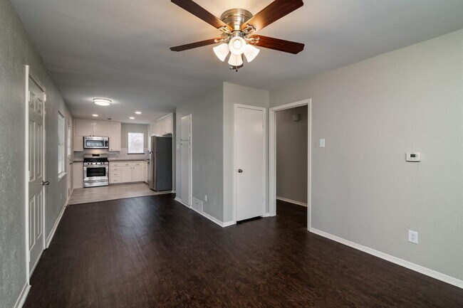 Building Photo - 3933 Stanley Ave