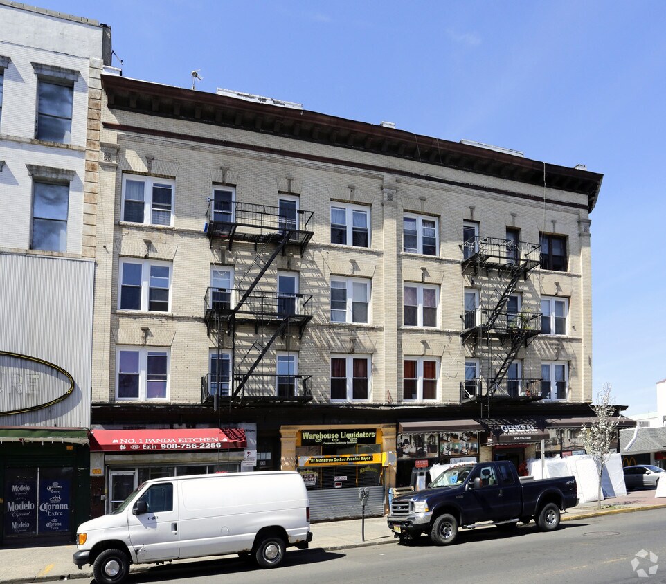 Building Photo - 300-314 W Front St