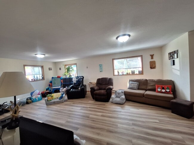 Building Photo - Spacious 2 Bedroom - AVAILABLE SEPTEMBER!