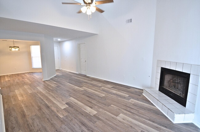 Building Photo - 310 Schneider Dr