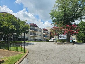 Building Photo - 2749 Sullins St