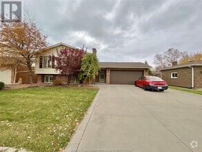Building Photo - 456 Amberly Crescent