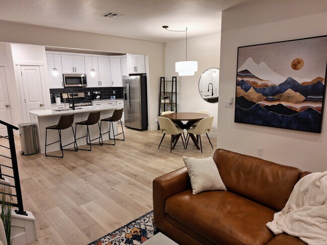 Building Photo - 5644 S Garnet Dr