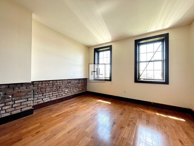 Foto del edificio - NO FEE Huge 4 Bed 4 Bath | Irving Avenue, ...