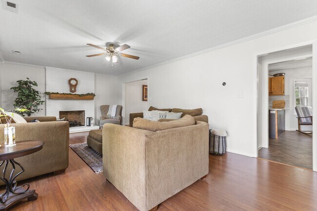 Foto del edificio - Inviting Jacksonville Home Near Shopping, Dining & Everyday Conveniences