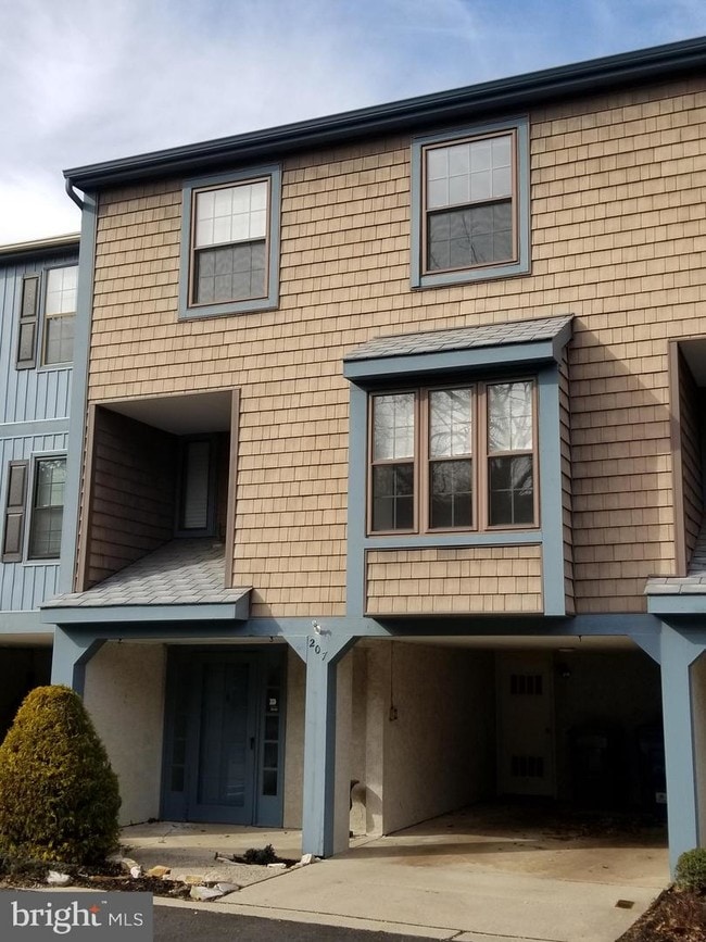 Building Photo - 207 Kings Croft Drive