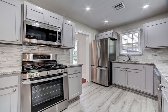 Foto principal - 2/1 Bright and Cheery Home Right Off Downt...