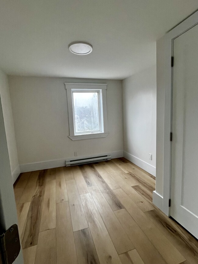 Photo du bâtiment - NEWLY RENOVATED THREE-BEDROOM APARTMENT AV...