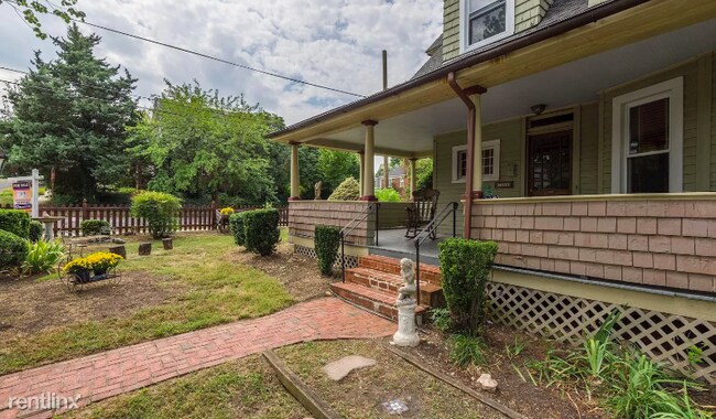 Building Photo - 3 br, 3 bath House - 3300 17th St NE