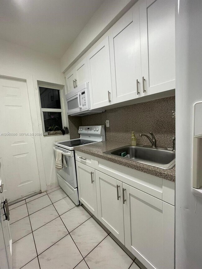 Foto del edificio - 3551 SW 11th St
