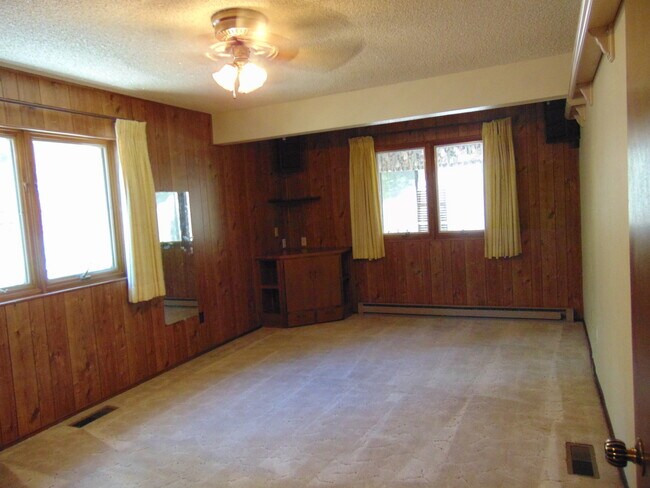 Building Photo - 2 BEDROOM HOME AVAILABLE NOW!
