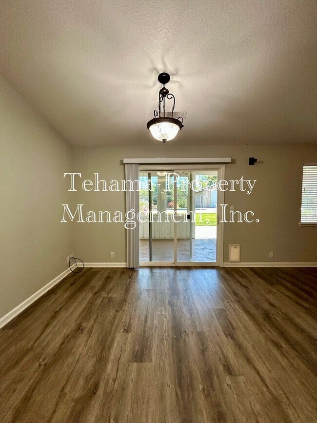 Foto del edificio - Executive 3 Bederoom 2 Bathroom home with in-ground pool and landscaping service included.