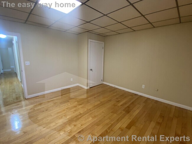 Building Photo - Medford / Tufts Area 3+ bed - New floors