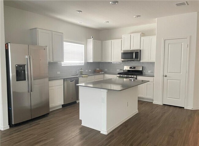 Building Photo - 909 Bluewood Bend