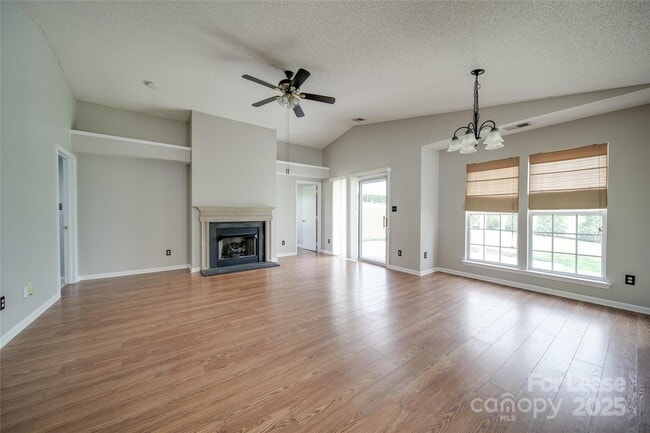 Building Photo - 120 Lantana Dr