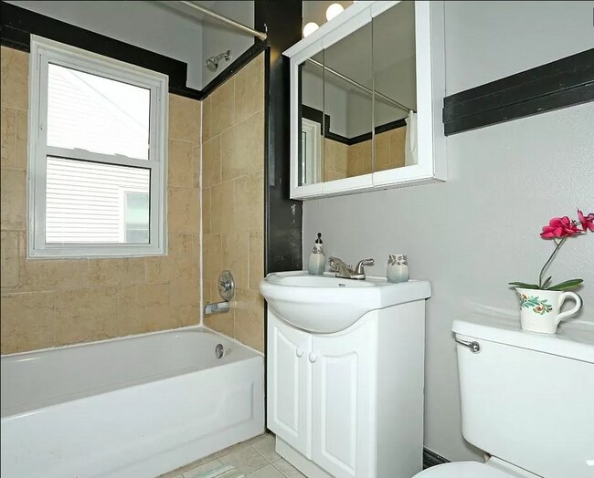 Building Photo - 818 E 24th St