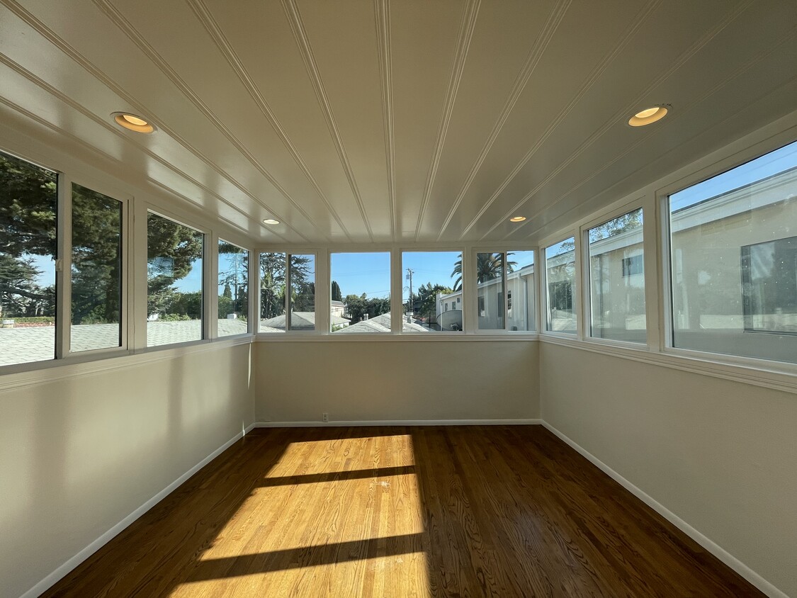 AMAZING SUNROOM - 1003 Ashland Ave