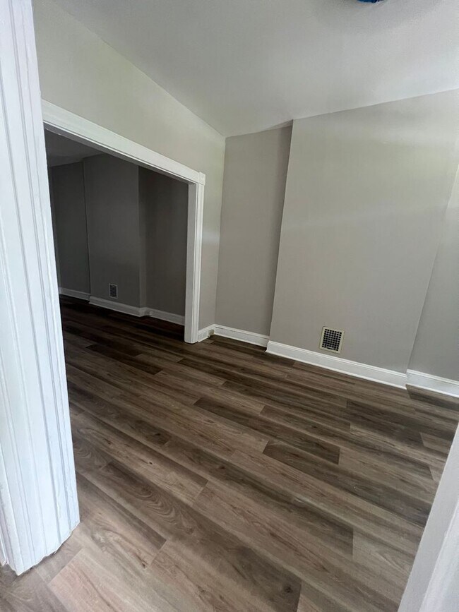 Foto del edificio - Three Bedroom One Bathroom Recently Renova...