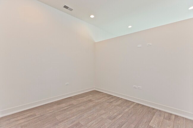 Building Photo - 862 N Larrabee St