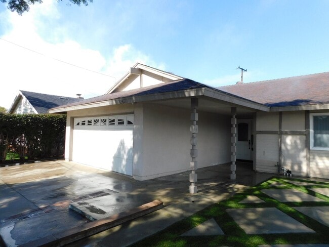 Foto del edificio - Spacious 5 Bed, 2 Bath one story house in the city of Orange.