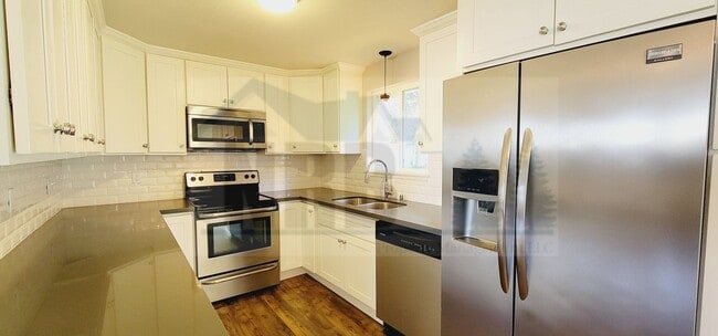 Building Photo - Stunning House in North Tacoma!