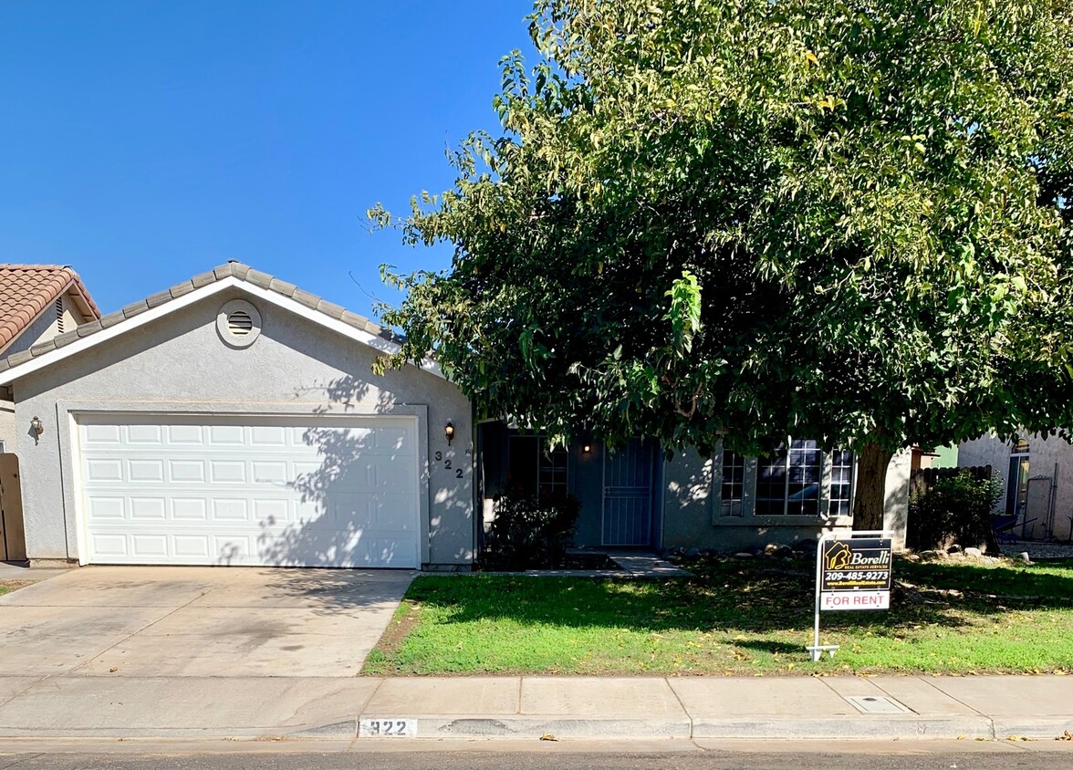 Foto principal - Ready to Move-In 3 Bedroom 2 Bath Home!