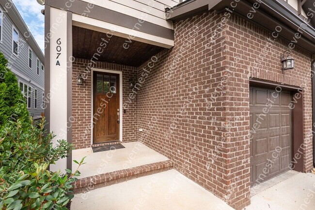 Building Photo - 3 bed / 3 bath home